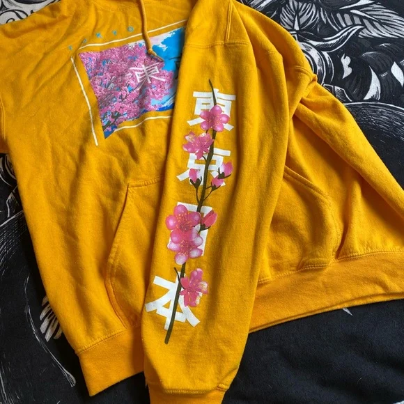 Yellow hoodie - Picture 2 of 3
